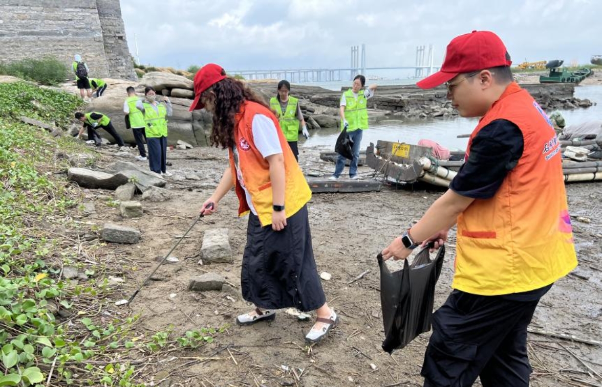 1756274440727028455.jpg 石獅分公司開展生態保護志愿服務.jpg