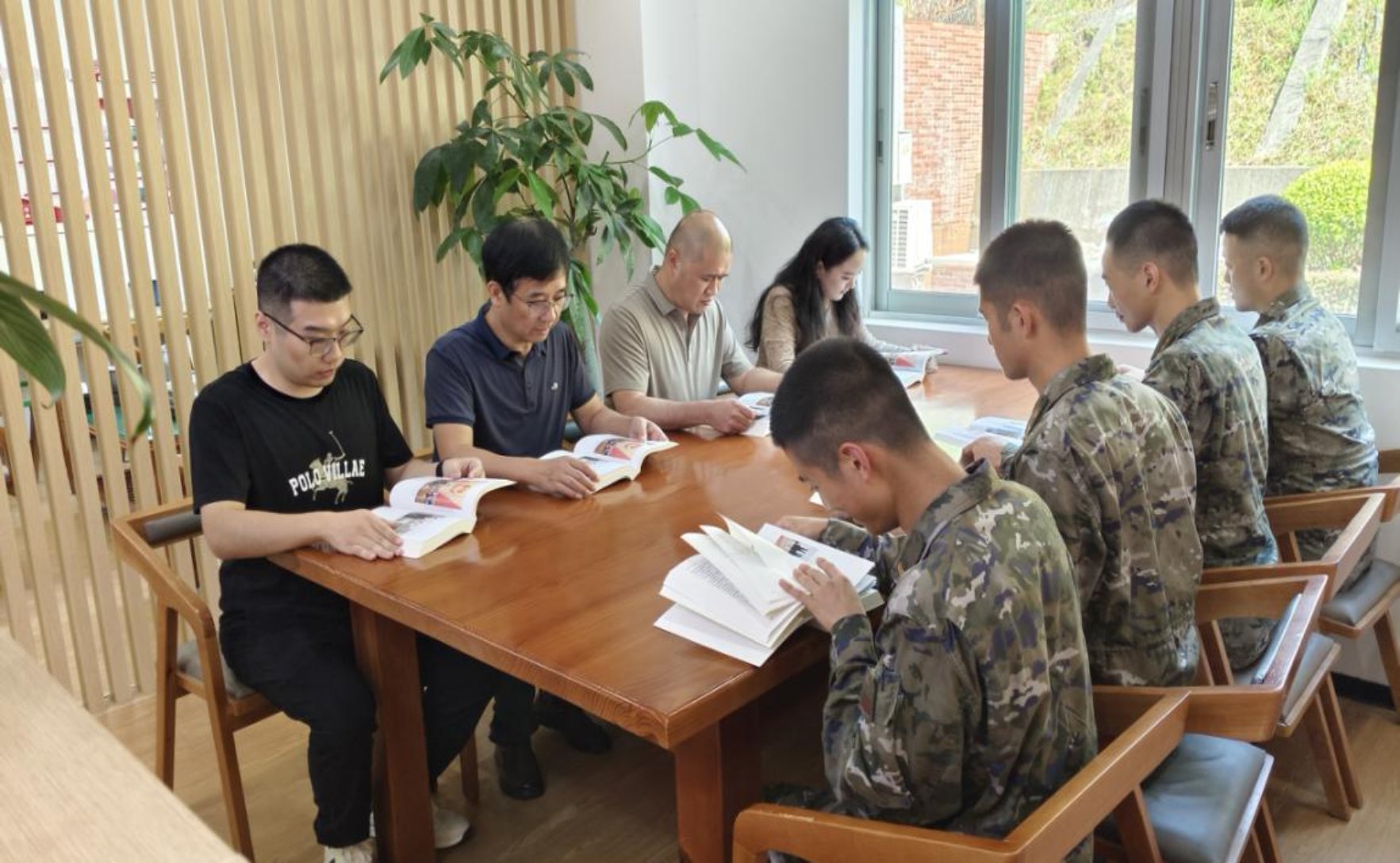 1760174170932067483.jpg 永春分公司與武警永春中隊共學(xué)《習(xí)近平談治國理政》第五卷1.jpg